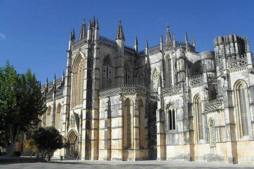 Une cathédrale gothique aux sculptures de pierre complexes et aux arcs en ogive. 5