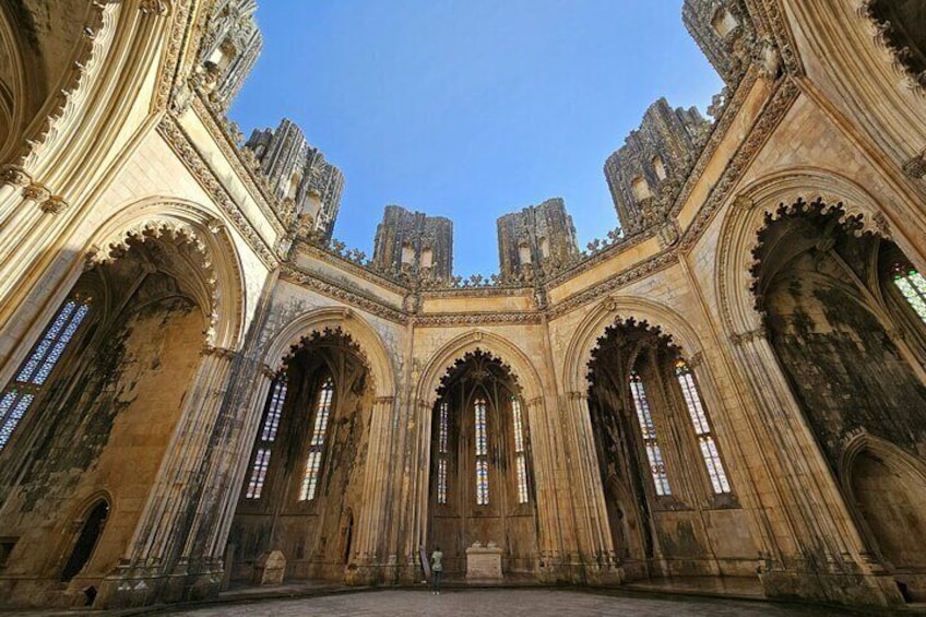 L’intérieur d’une cathédrale gothique, avec ses fenêtres en arc brisé et ses sculptures complexes en pierre. 3