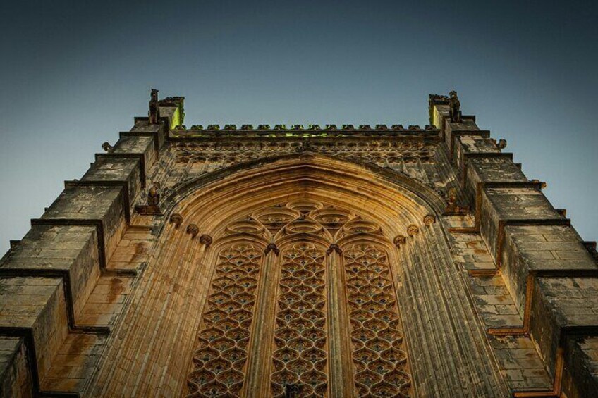 Un portail de cathédrale de style gothique, orné de sculptures complexes et surmonté d’une arche en ogive. 4