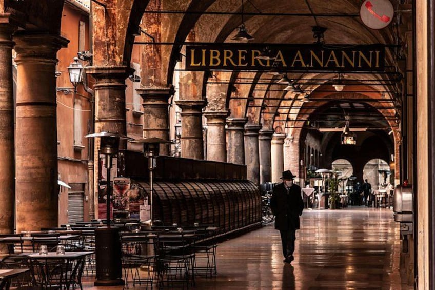 A spacious indoor area with high ceilings and arches, featuring a sign that reads 'LIBREJA ANONNI'. 4