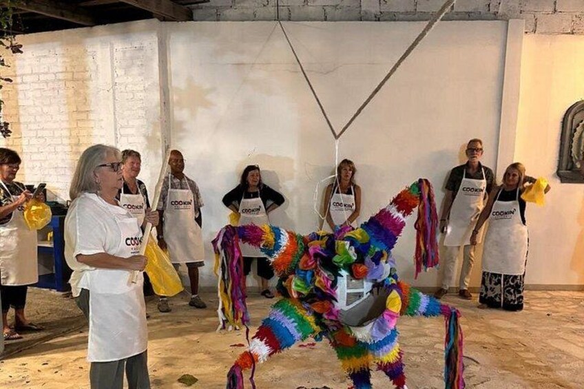 Un grupo de personas con delantales bailando con accesorios coloridos. 5