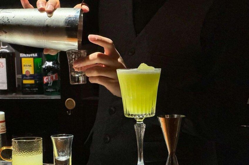 Ein Barkeeper gießt ein Getränk ein. 2