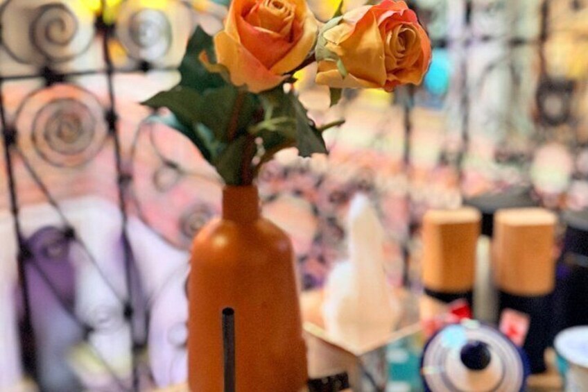 En vas med orange rosor. 3