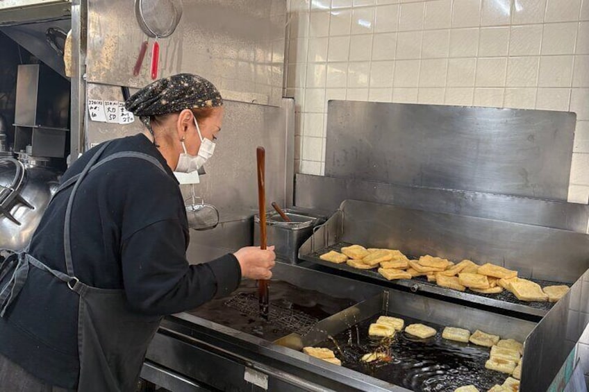 Una persona cocinando en una cocina industrial con una plancha grande. 4