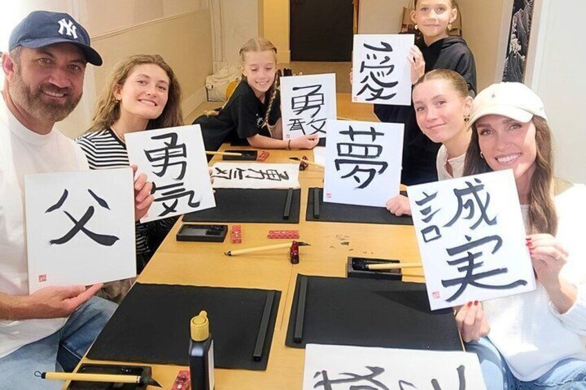 A group of people holding up signs with Chinese characters. 2