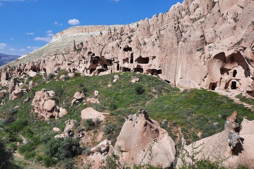 Un paisaje rocoso con numerosas viviendas excavadas en los acantilados. 3