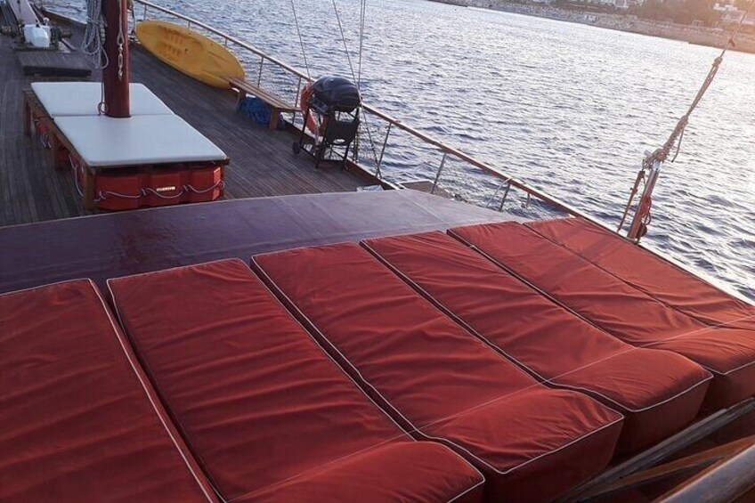 Private day sailing yacht cruise 3