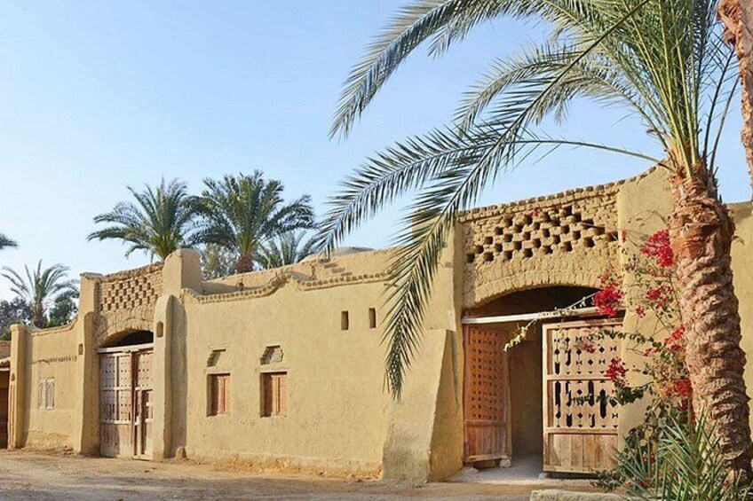 Un bâtiment traditionnel doté d’une fenêtre à croisillons, de palmiers et d’une porte en bois. 4