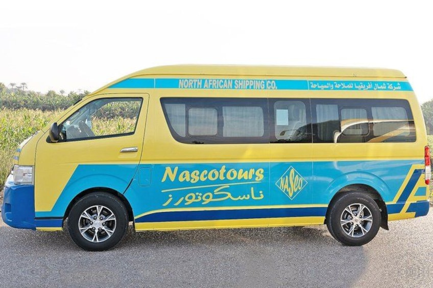 Una camioneta azul y amarilla con la leyenda 'Nascotours' y 'North African Shipping Co.'. 3