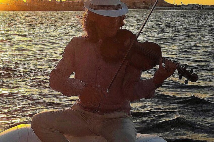 Una persona suona il violino su una barca. 3