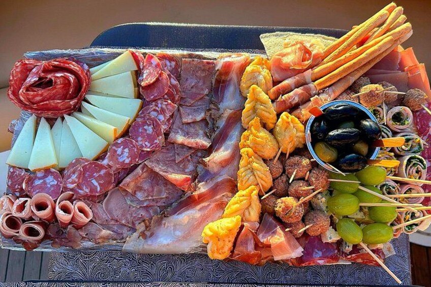 Un tagliere con salumi, formaggi e olive assortite. 4