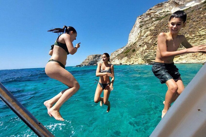 Synchronized diving at the Gasole Pools, accessible only by sea. Spectacular, adrenaline-filled, and tons of fun! Synchronized dives at the Gasole Pools, accessible only by sea. Entertainment, a 1
