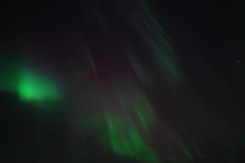Het noorderlicht met groene en rode tinten. 2