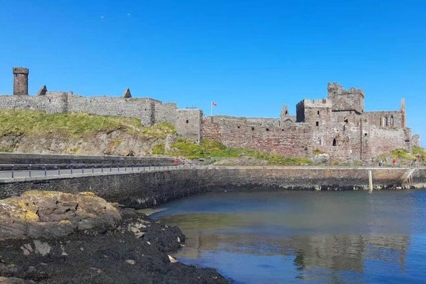 Un castillo de piedra histórico junto a aguas tranquilas. 1