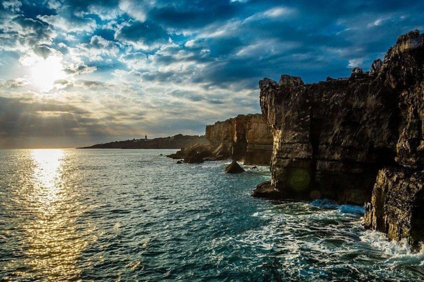 Un paisaje costero con acantilados y el océano. 5