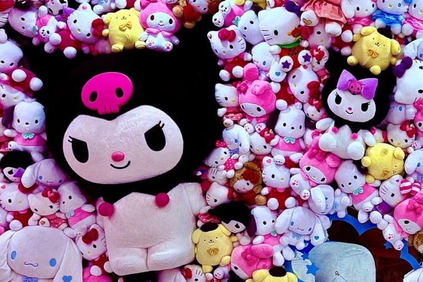 Eine Auswahl an Hello Kitty Plüschtieren. 1