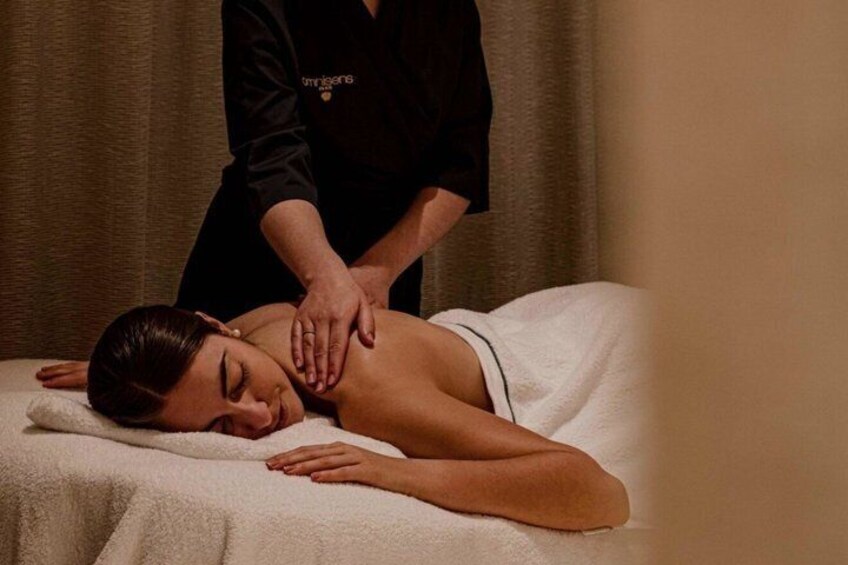 Iemand ontvangt een massage. 2
