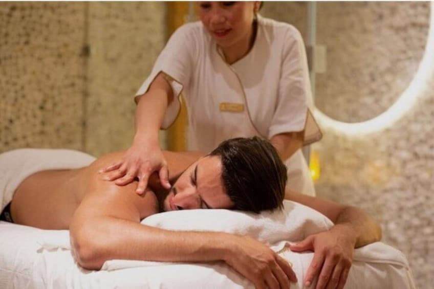 Iemand ontvangt een rugmassage in een spa. 3