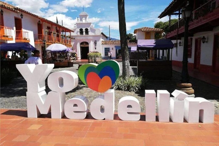 A sign with 'Yo Medellín' and a heart-shaped graphic. 1
