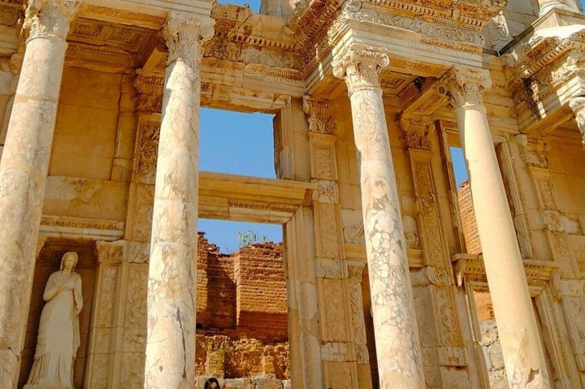 Ruines antiques ornées de colonnes et de sculptures complexes. 3