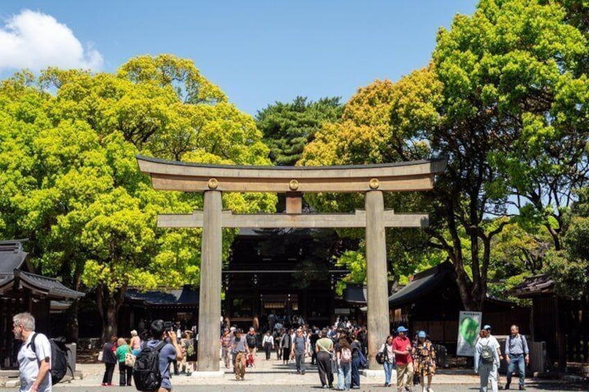 Un tradizionale torii giapponese con persone che lo attraversano. 1