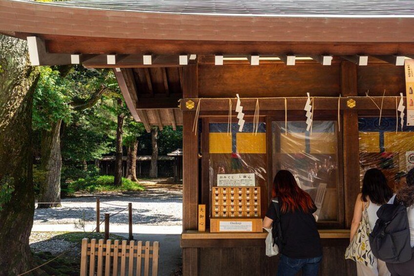 En traditionel japansk bygning med et trætag, omgivet af træer. 5