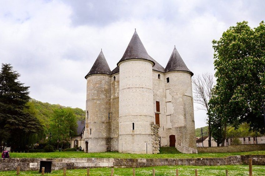 Un castillo medieval con tres torres y un foso que lo rodea. 4