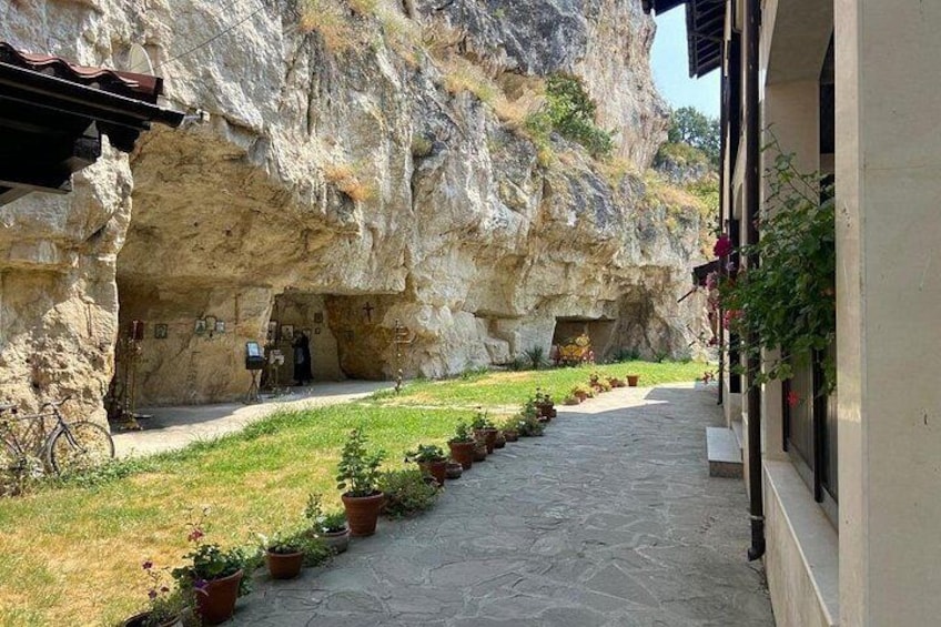 Day Trip to Bulgaria and Veliko Tarnovo from Bucharest 4