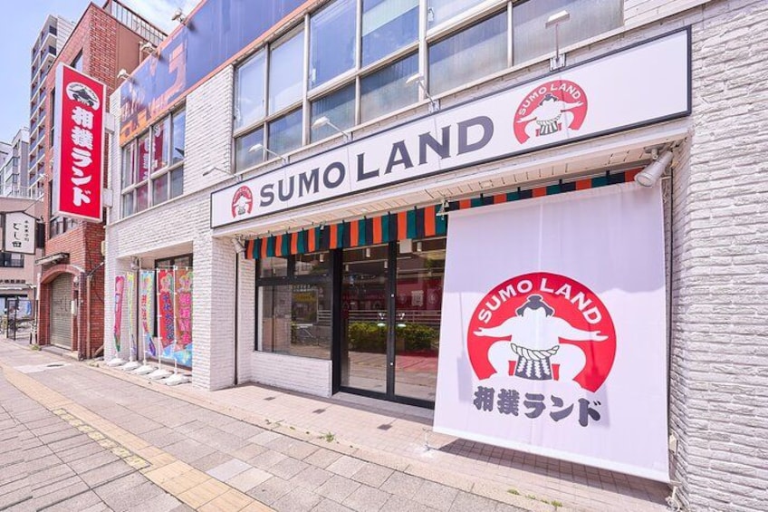 Just a 3-minute walk from Ryogoku Station!
Look for the big sign and flags on the first floor! 2