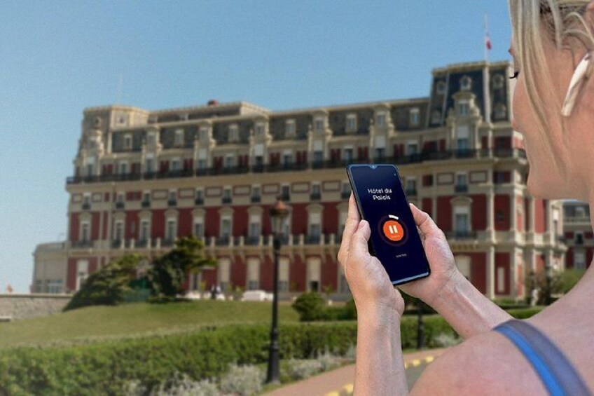 Visit of Biarritz in freedom: In front of the Palace Inn, former residence of Empress Eugenie. 4
