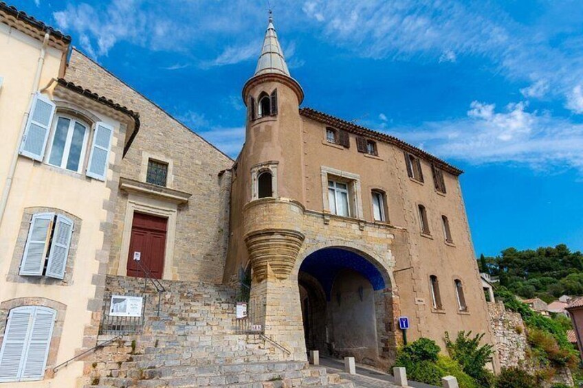 Barruc Gate: One of the ancient gates of the medieval city, imposing vestige of the 14th century ramparts. 4
