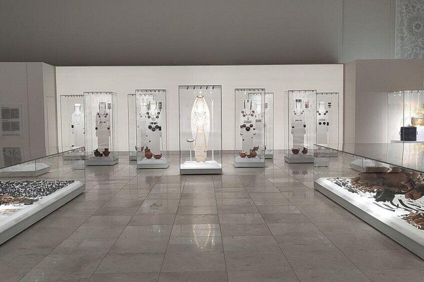 Une galerie d’art où l’on peut admirer, derrière des vitrines, diverses sculptures et objets d’art. 4
