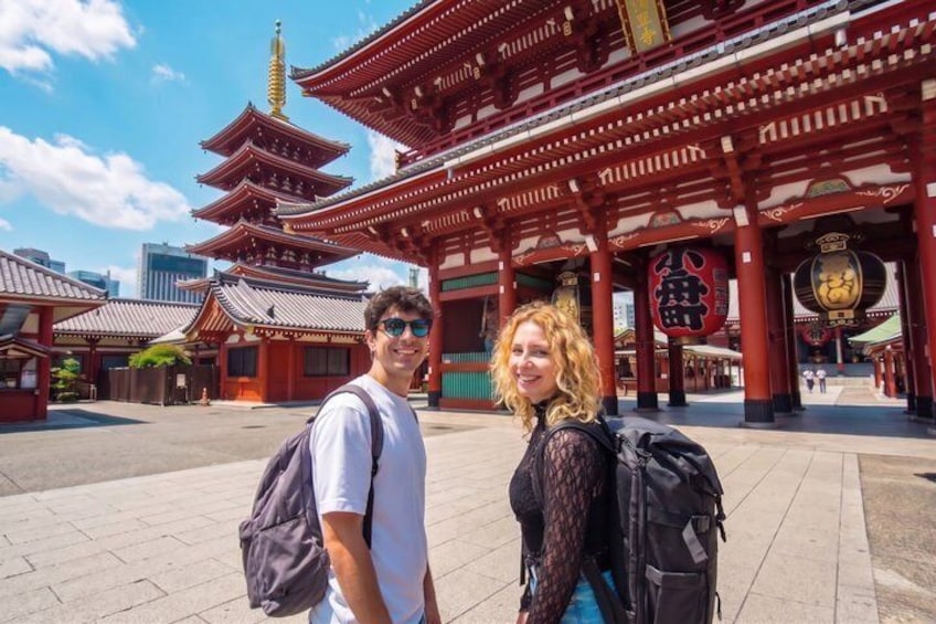Ein traditioneller japanischer Tempel mit einer mehrstufigen Pagode und einem großen roten Torii-Tor. 1