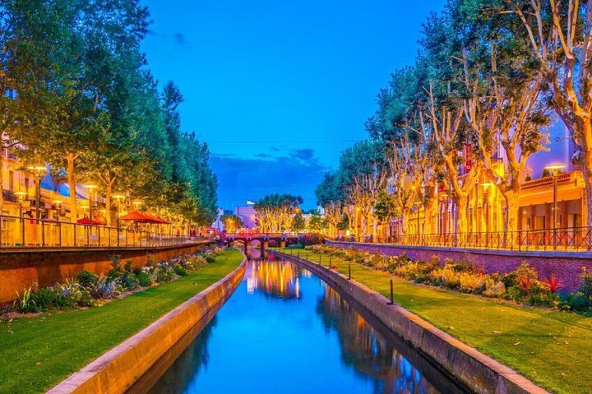 Quays de la Basse: The flowery and illuminated promenade along the canal, offering a magnificent view of the Castillet. 3