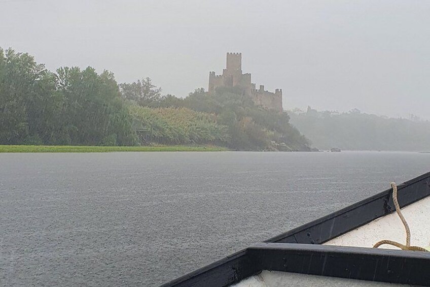 Un castillo en una colina con vista a una masa de agua. 2