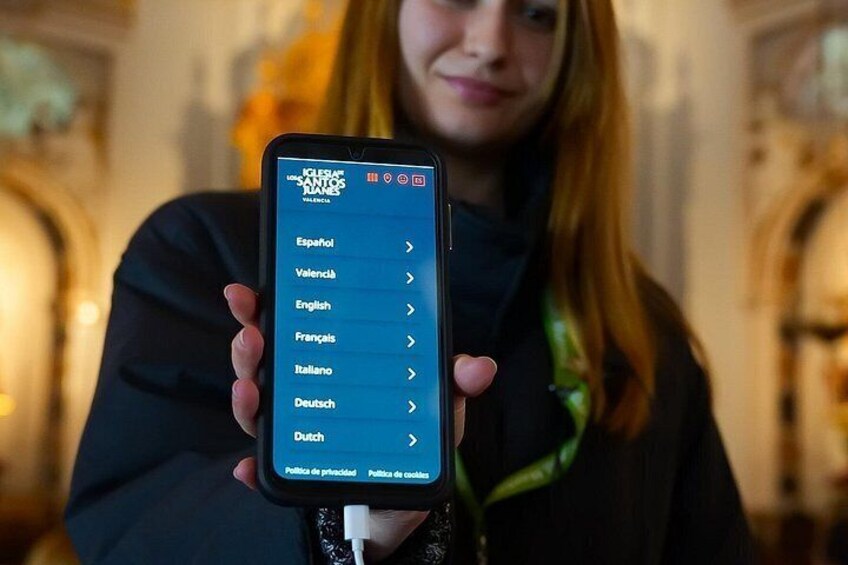 Eine Person hält ein Smartphone mit einem Menü zur Sprachauswahl. 3