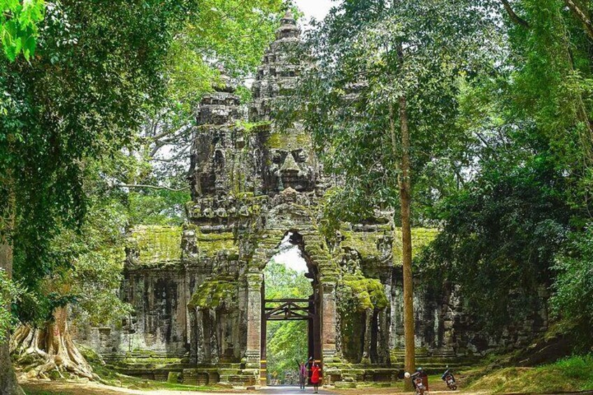 Un temple de pierre entouré d’une végétation luxuriante. 5