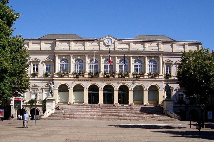 City Inn: The majestic town hall designed by architects Boileau and Mercier, symbol of the city’s industrial power. 2