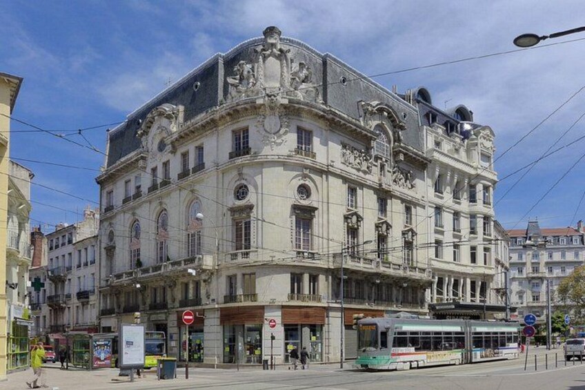 19th century architecture: The elegant bourgeois facades that line the main avenues and squares of the city center. 3