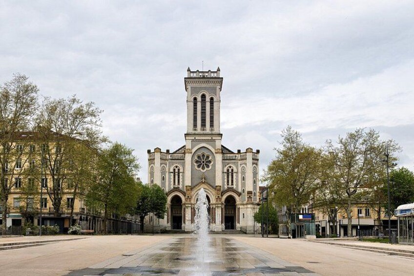 Saint-Charles-Borromée Cathedral: The imposing neo-gothic building (20th century) overlooking the famous Place Jean Jaurès. 4