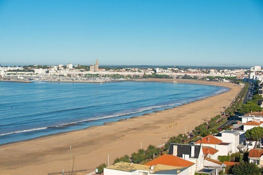 La Grande Conche: The huge sandy beach in an arc of a circle, bordered by the lively seafront. 2