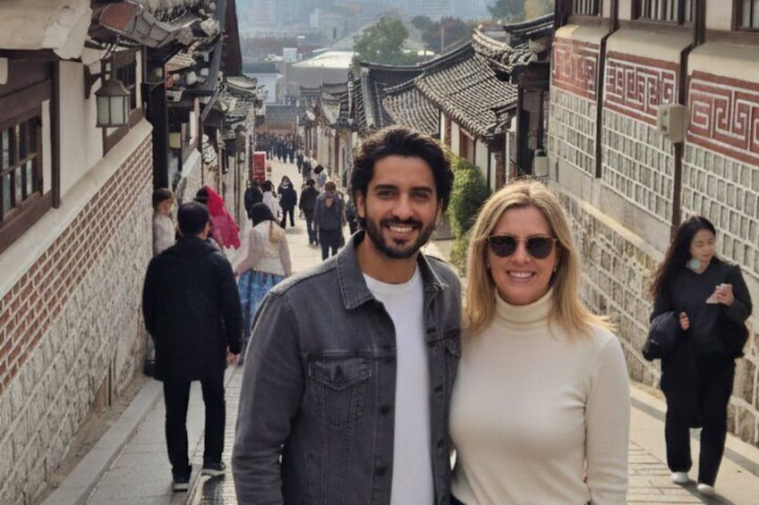 Una calle estrecha bordeada de edificios tradicionales y peatones. 2