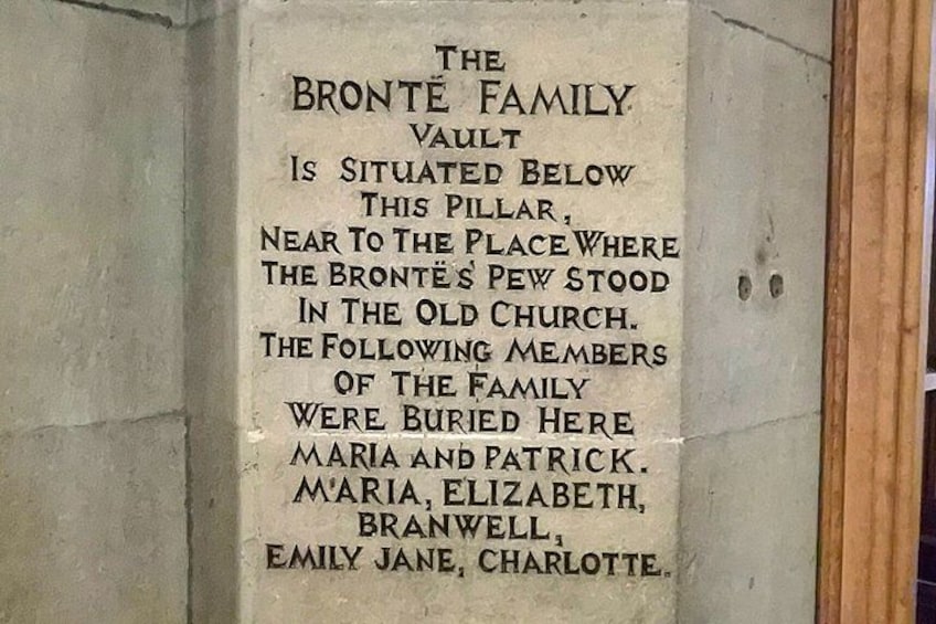 Una lápida con los nombres de los miembros de la familia Brontë. 3