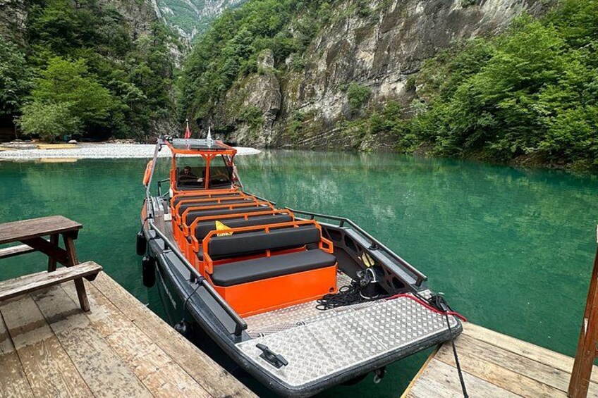 Un bateau était amarré à un quai, avec une chaîne de montagnes en toile de fond. 2