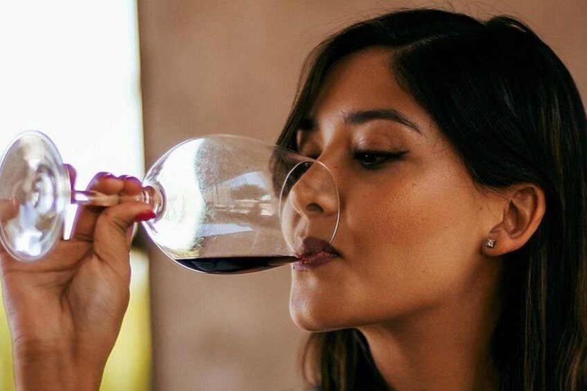 Une personne tenant un verre de vin. 3