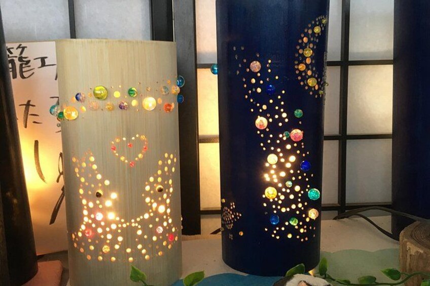 Decorative pillars with lights and beads. 3