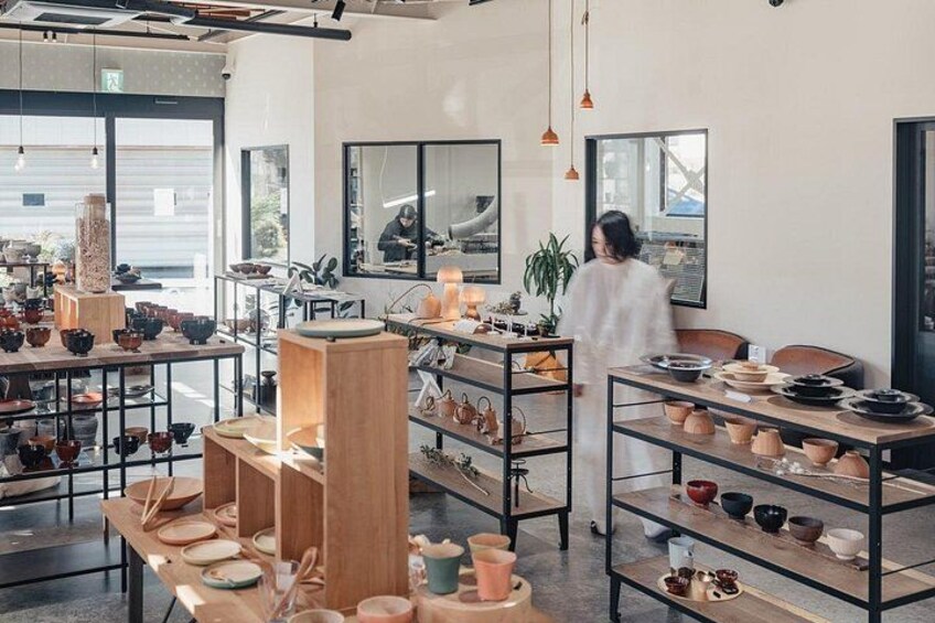 Kobojokan is a combined workshop, shop, and café.
Visitors can watch artisans at work and see the lacquerware-making process up close. 2