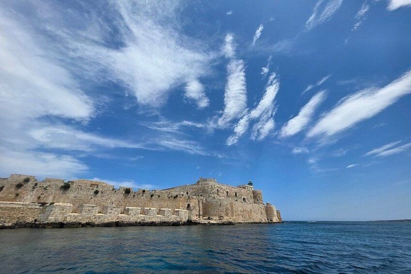 Una fortificación costera con cielo despejado y mar en calma. 2