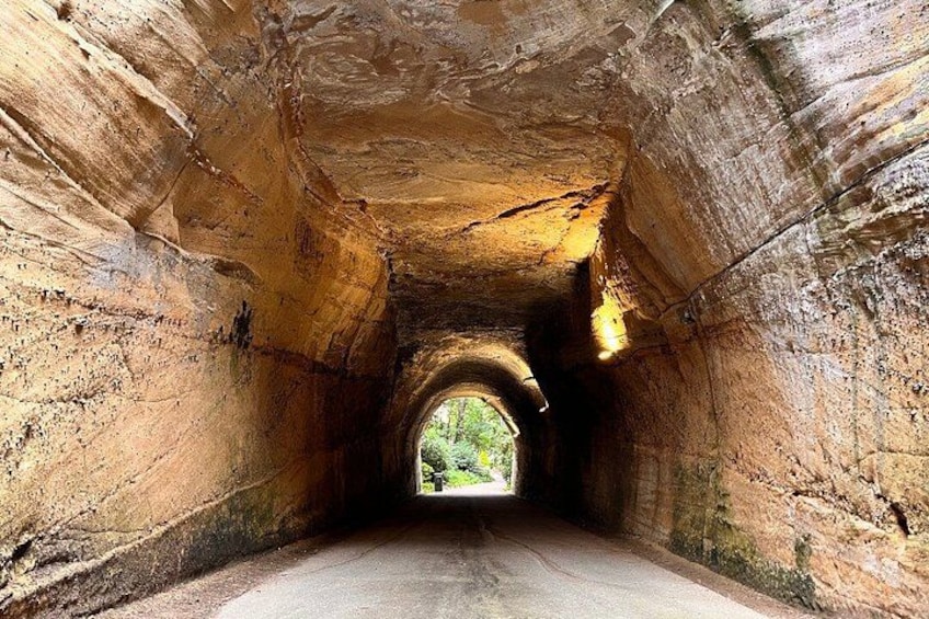 Een tunnel met gewelfde plafonds en muren. 2