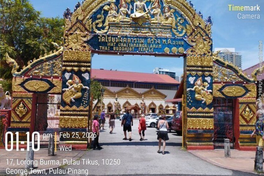 Una puerta dorada y ornamentada en el templo budista Wat Chai Mongkhonaram. 5